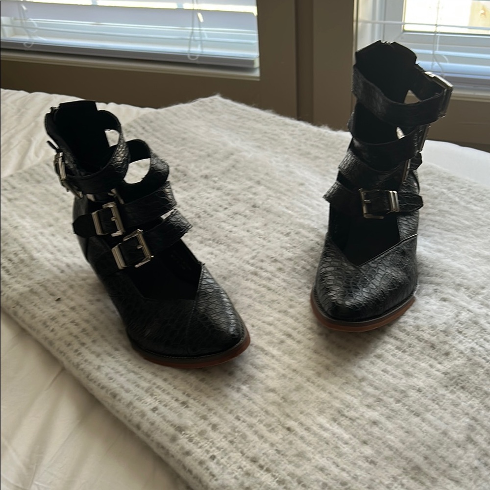 Super cute and comfortable, barely been worn